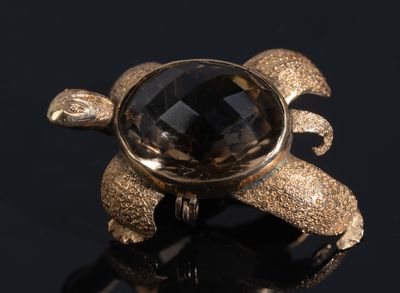bague tortue plaquée or avec une pierre en cristal noir facettée