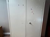 une armoire munie d'aimants, placée dans un coin de la pièce