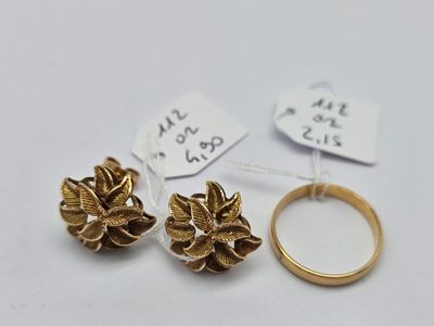 un gros plan sur deux bagues et une bague ornée de fleurs