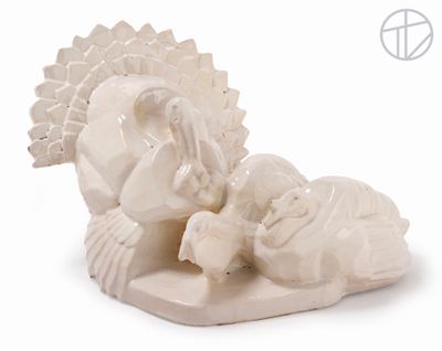 une figurine représentant un homme et une femme allongés par terre
