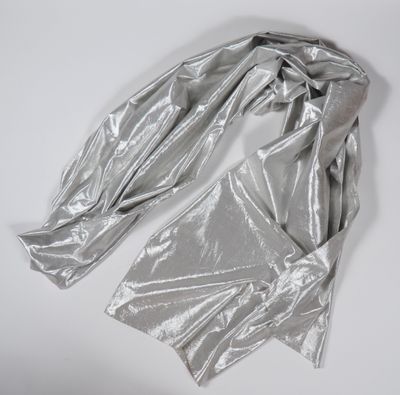 FRANCK USHER Importante étole en tissu argenté.