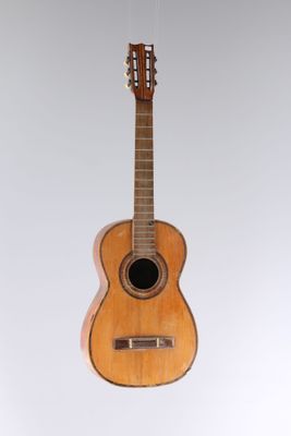 une image représentant une guitare suspendue à une ficelle sur fond blanc
