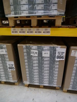 de nombreuses boîtes sur les rayons d'un magasin, munies d'étiquettes de prix