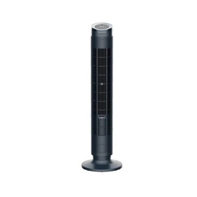 un ventilateur colonne noir posé sur une surface blanche