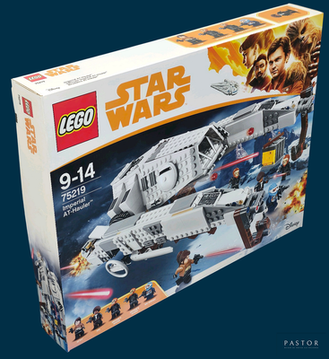 une boîte contenant des kits Lego Star Wars sur fond bleu