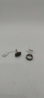 une paire de boucles d'oreilles posées sur une surface blanche