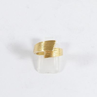 gros plan d'une bague en or sur une surface blanche