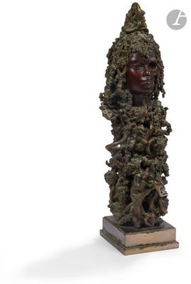 sculpture représentant le visage d'une femme dans un arbre, avec un oiseau posé sur sa tête
