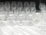 Des bouteilles et des verres sont alignés sur une table devant une pancarte