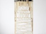 une sculpture représentant une chaise, réalisée à partir d'un morceau de bois