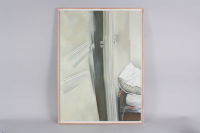 un tableau accroché au mur au-dessus d'un lit