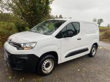 la camionnette blanche est garée sur le côté de la route