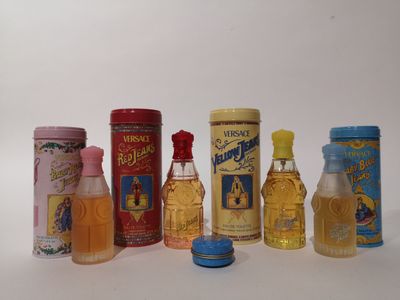 de nombreux flacons de parfum de styles variés posés sur une surface blanche