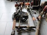 un grand nombre d'outils posés sur le sol