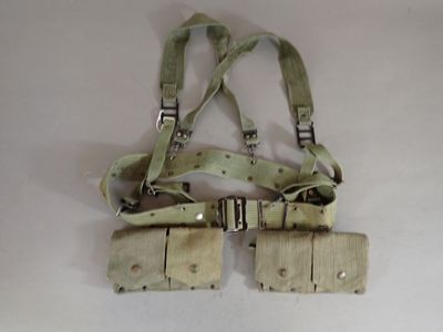 a pair of suspenders that are attached to the back of a belt