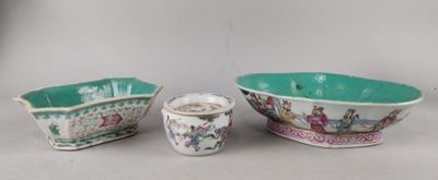 deux bols et une tasse sont posés les uns à côté des autres sur une table