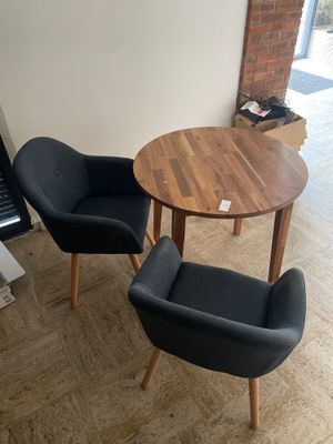 Table circulaire bois et deux fauteuils tissu - Photo 1