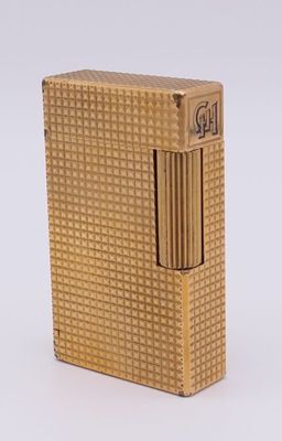 un gros plan d'un briquet posé sur une surface blanche, avec un fond blanc