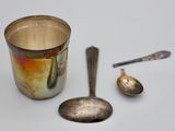 deux cuillères et une tasse sur la table