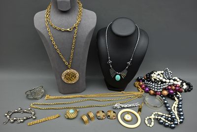 un ensemble de colliers et de bracelets présentés sur un présentoir pour mannequin