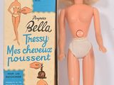 une poupée Barbie dans une boîte, à côté d'un carton sur lequel figure la photo d'une femme en maillot de bain