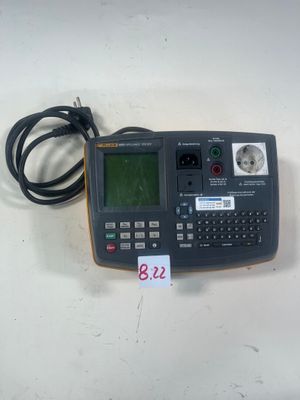 un gros plan d'une calculatrice posée sur une table, avec une étiquette de prix