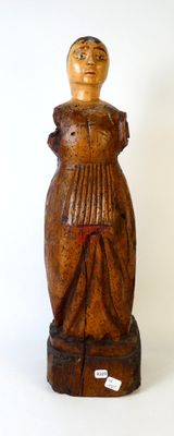 Statuette en bois sculpté figurant une femme.