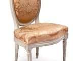 une image représentant une chaise dont l'assise est recouverte d'un tissu doré