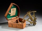 une petite boîte en bois contenant un sexet en laiton