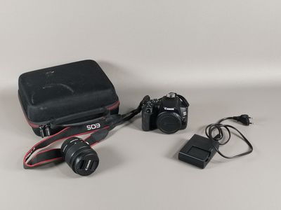 une photo montrant un appareil photo et d'autres appareils électroniques posés sur une table