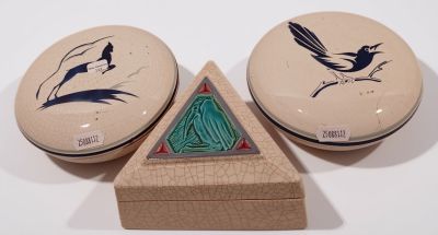 deux petites boîtes ornées de motifs, posées sur une table