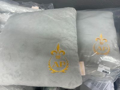 Lot de 170 pièces de décoration : textile, coussins, tapis, …