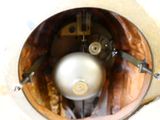 une boule en argent à l'intérieur d'un récipient métallique