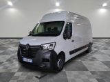 la photo d'une camionnette blanche garée dans une pièce