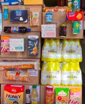 des cartons de nourriture et de boissons sont empilés les uns sur les autres