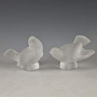 deux oiseaux en verre posés l'un sur l'autre