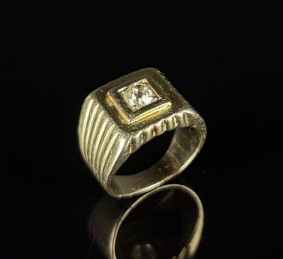 Gros plan sur une bague en or ornée d'un diamant