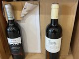 deux bouteilles de vin posées sur une étagère dans un magasin
