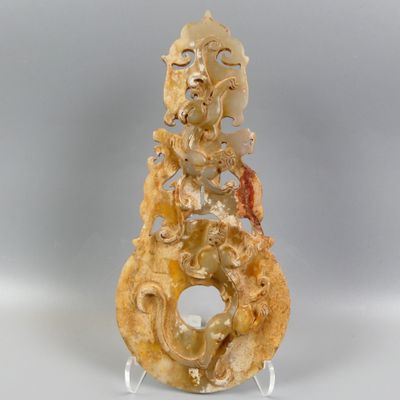 Arts d’Asie. Chine. Disque-sceptre orné de dragons.