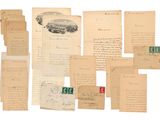 Plusieurs vieilles lettres et enveloppes sont disposées sur une surface blanche