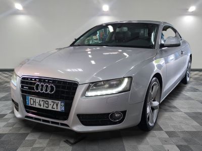 une image d'une voiture audi argentée dans une salle d'exposition