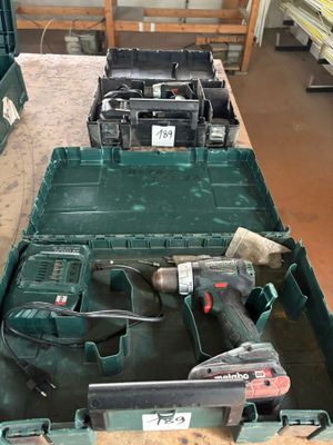 Deux visseuses METABO avec deux chargeurs et deux batteries. - Photo 1