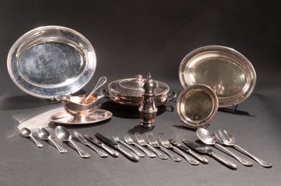 beaucoup d'objets en argent plaqué et d'argenterie sur une table