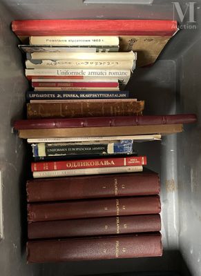 plusieurs livres empilés dans une boîte