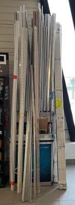 un grand choix de tuyaux métalliques de différents types dans un magasin