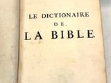 un vieux livre écrit posé sur une table