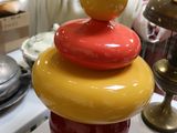 une pile d'objets colorés posée sur une table dans une pièce
