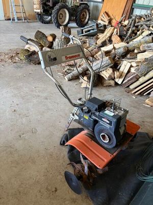 une petite machine posée au milieu d'un tas de bois