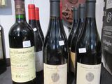 plusieurs bouteilles de vin sont alignées sur une table