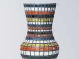 un vase posé sur une table blanche
